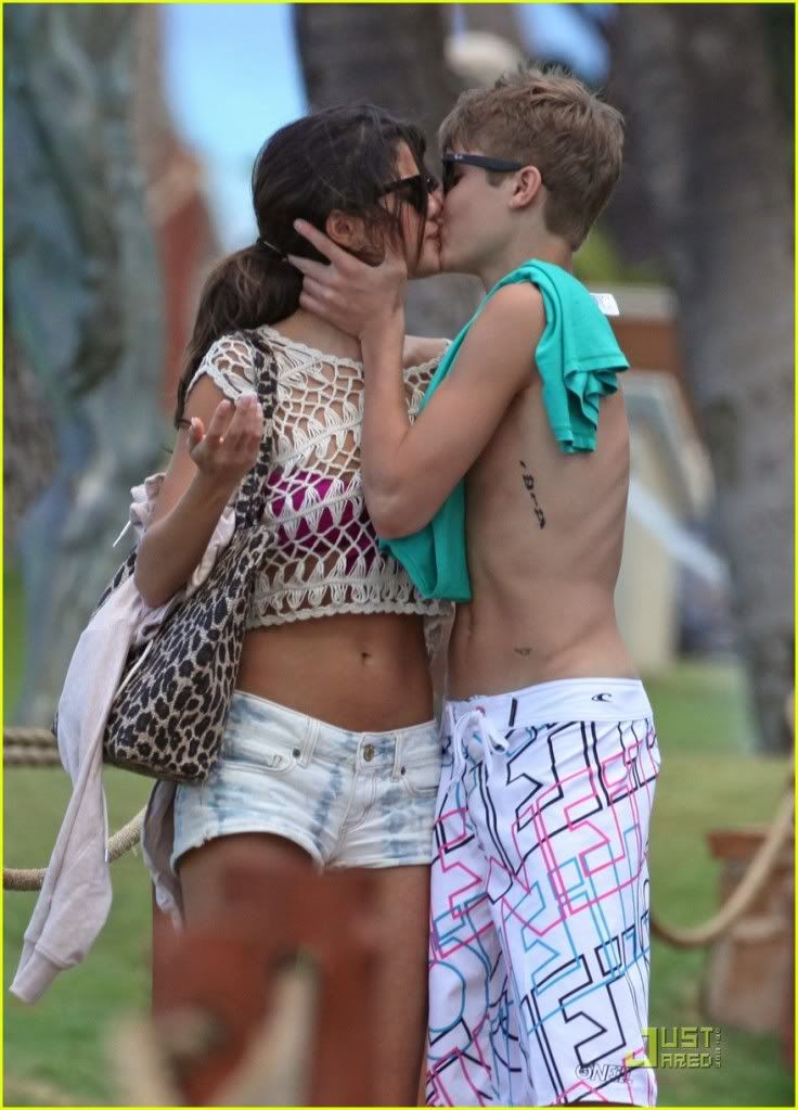 justin bieber selena gomez kissing on beach. justin bieber and selena gomez