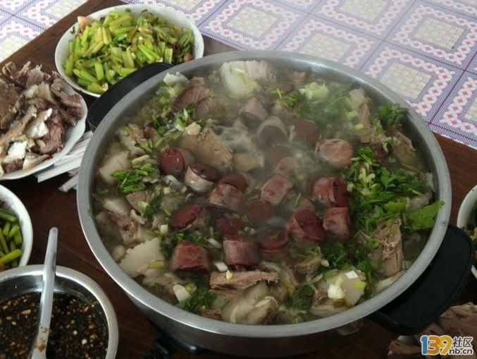 杀猪菜,原本是东北农村每年接近年关杀年猪时所吃的一种炖菜.