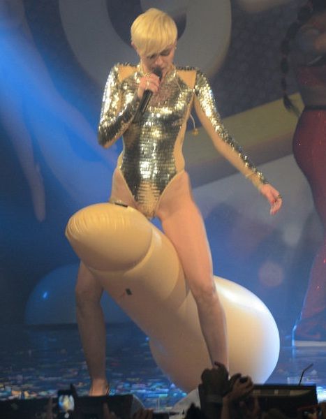  photo MileyCyrussorprendeconshowpornograacuteficoenclubG-A-YdeLondres3_zpsb96ed0e2.jpg