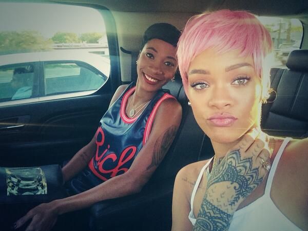  photo Rihannasorprendioacuteconnuevolookalestilopanterarosa2_zps9c15489b.jpg