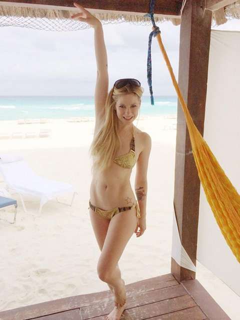  photo AvrilLavigneenbikinienviacuteamensajeasusfans_zps61d65a9c.jpg