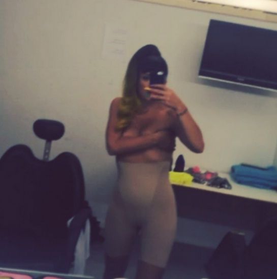  photo ToplessdeLilyAllenarrasaenlasredessociales_zpsc2c72ce5.jpg