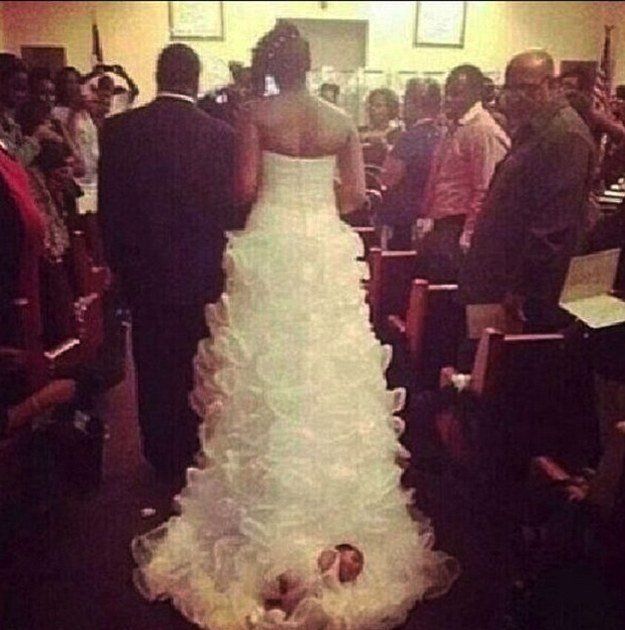  photo Noviacolgoacuteasubebeacuteensuvestidoyloarrastroacutealaltar_zps09e6ce8e.jpg