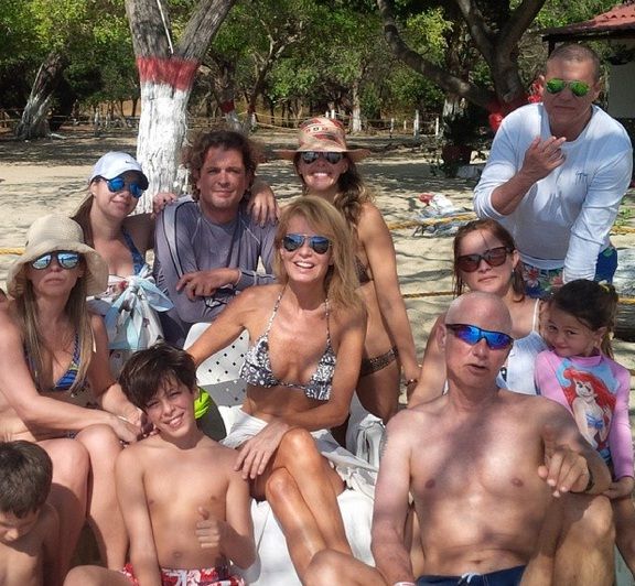  photo CeciliaBoloccoescapoacuteycelebroacutesucumpleantildeosconCarlosVives2_zps1c10787f.jpg