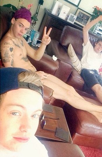  photo IntegrantedeOneDirectionaparecesemidesnudoenredessociales_zps75039b8d.jpg