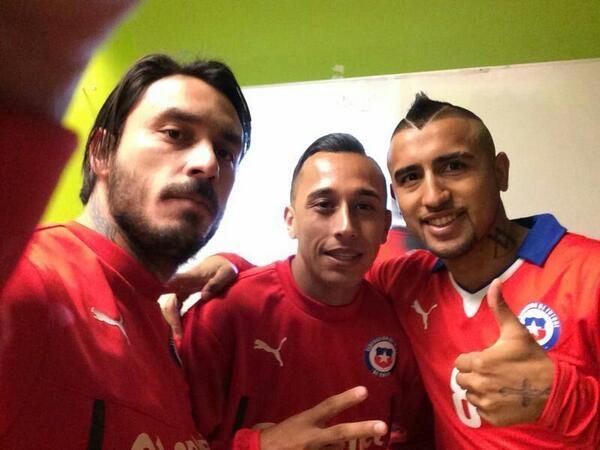  photo VidalcomparteselfieconcompantildeerosdeLaRoja_zps43025cc3.jpg
