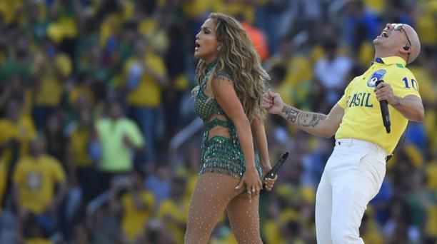  photo EscotedeJenniferLopezarrasoacuteenlainauguracioacutendelMundialdeBrasil2_zpsc242c145.jpg