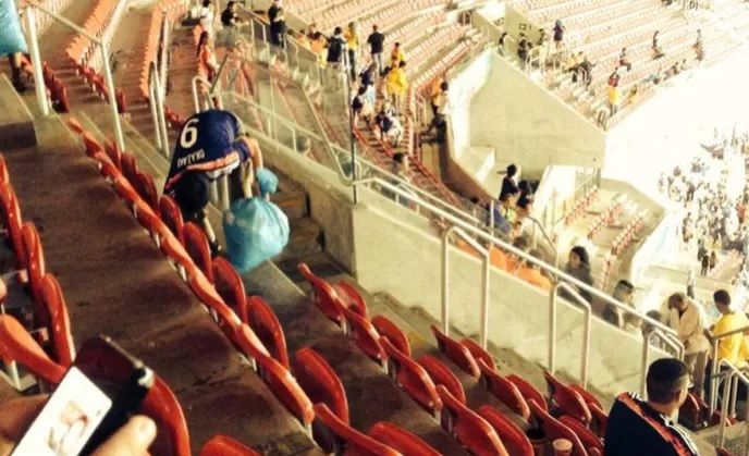  photo HinchasdeseleccioacutendeJapoacutenlimpiaronestadiotraspartidodesuseleccioacutenenBrasil2_zpsd4c3ac77.jpg