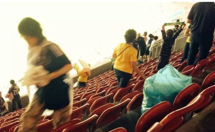  photo HinchasdeseleccioacutendeJapoacutenlimpiaronestadiotraspartidodesuseleccioacutenenBrasil3_zps57f6095a.jpg