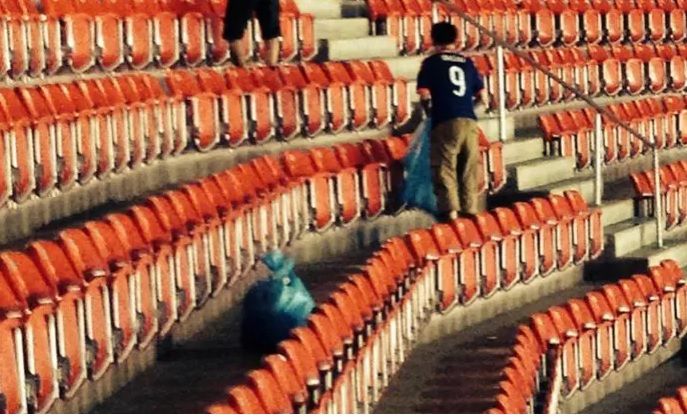  photo HinchasdeseleccioacutendeJapoacutenlimpiaronestadiotraspartidodesuseleccioacutenenBrasil4_zps4aa21181.jpg