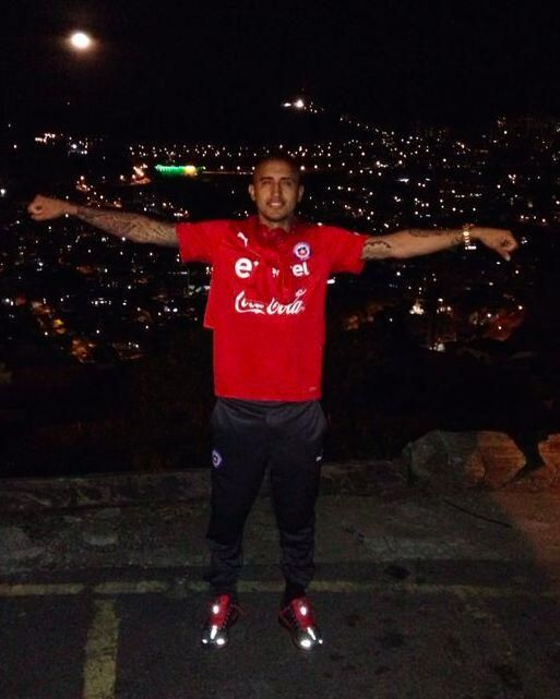  photo JugadoresdeLaRojaserelajaronysalieronacenarantesdelchoqueconEspantildea2_zps7b9bffde.jpg