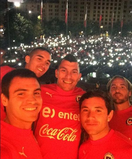  photo FotoselfiedeMedelconPresidentaBacheletlarompeenTwitter3_zps85d516b6.jpg