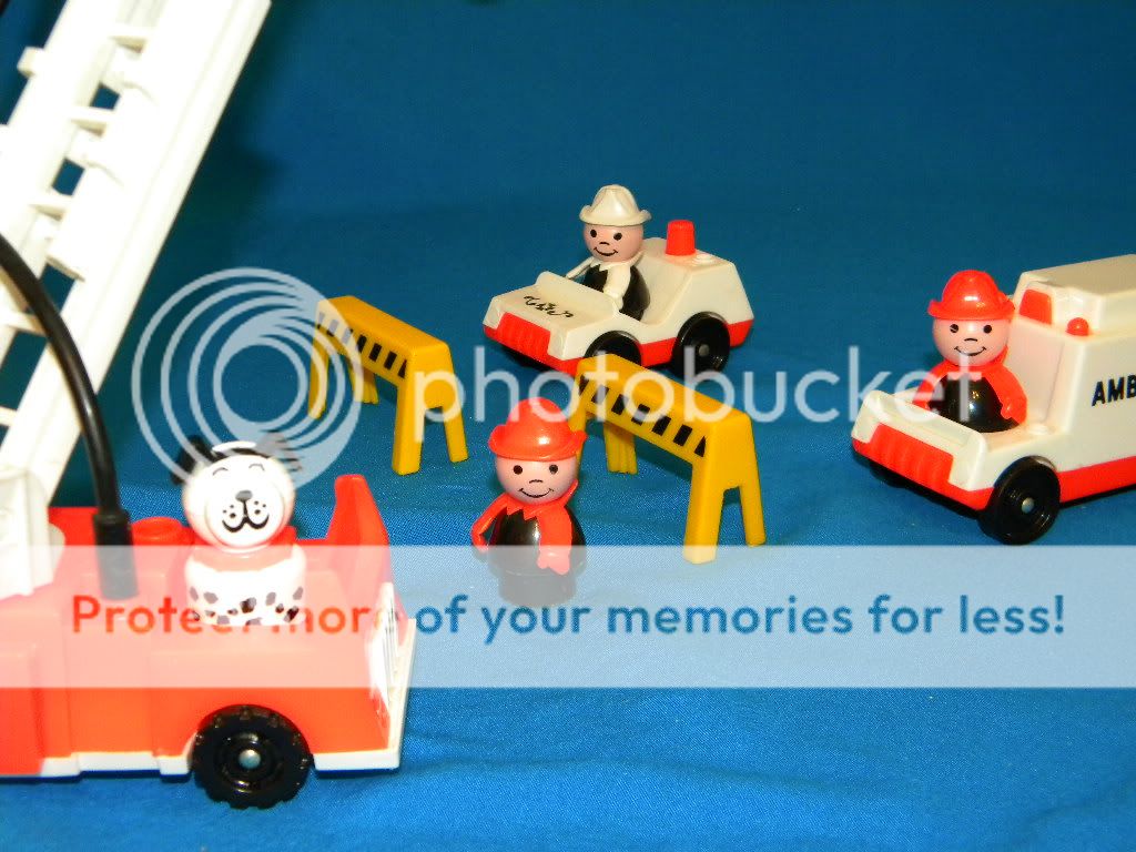Vintage Fisher Price Trucks #928 Little People FIRE STATION 100% +BOX 