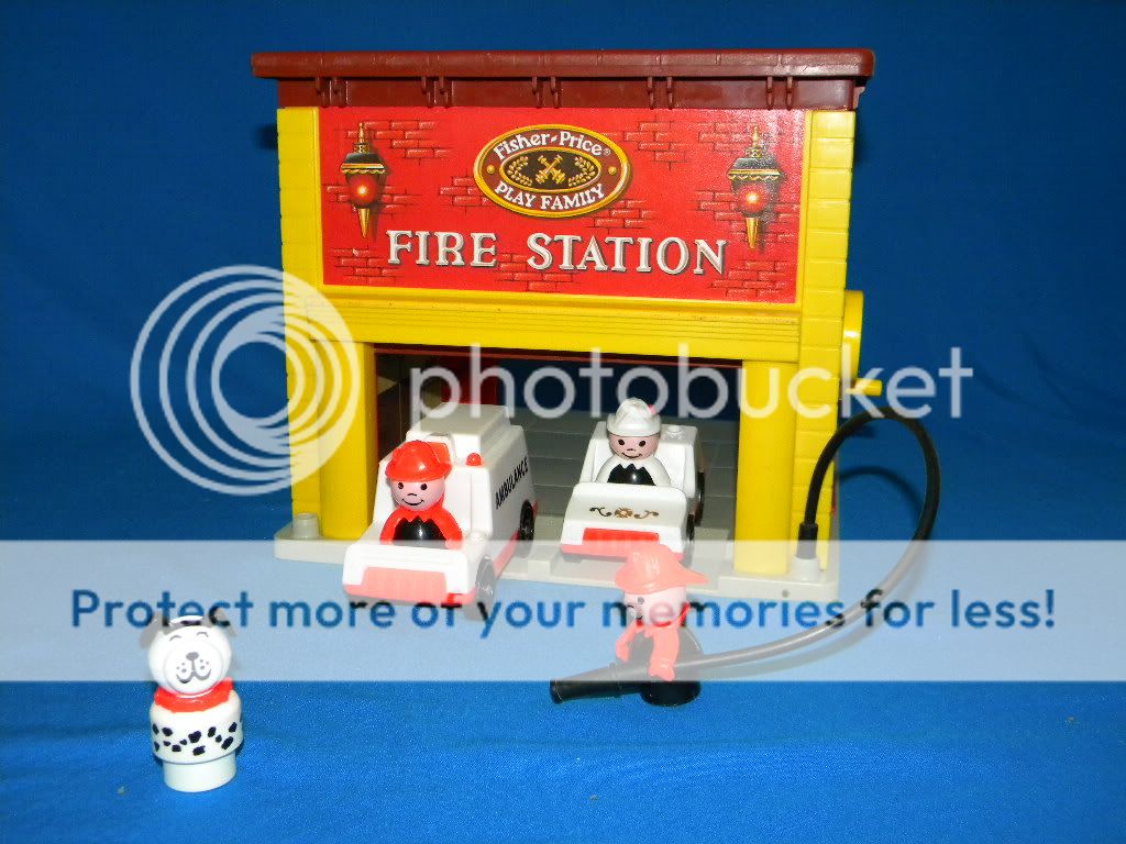 Vintage Fisher Price Trucks #928 Little People FIRE STATION 100% +BOX 